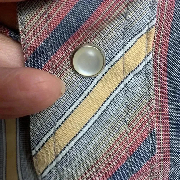 Vintage Wrangler long sleeved,lightweight,button-down shirt pearlescent buttons - Picture 4 of 7